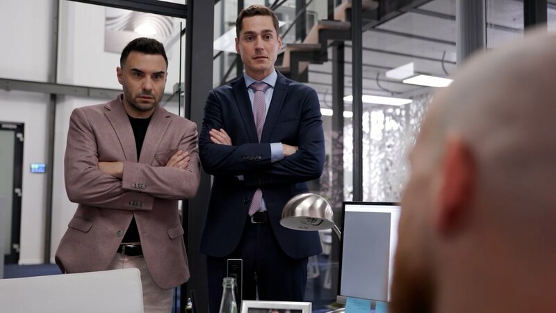 Easy (Lars Steinhöfel) und Ringo (Timothy Boldt, M.) erfahren ausgebremst, dass die angeordnete Paarberatung legitim ist. – Bild: RTL /​ Vorsicht, Falle!