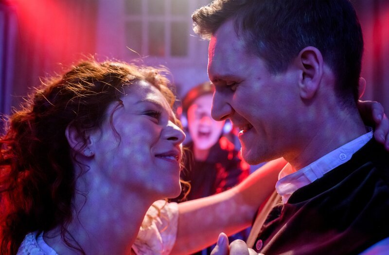 Während DJ Emilia bei der Party zeigt, was in ihr steckt, ziehen sich Marlon (Frederik Bott r.) und Fanny (Johanna Graen l.) vorfreudig zu ihrer Hochzeitsnacht zurück. – Bild: ARD/​WDR/​Christof Arnold