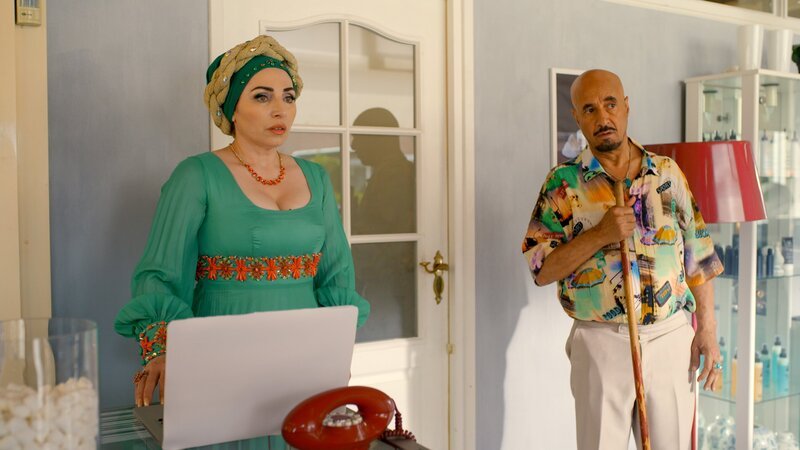 Die Besitzer des Frisiersalons (Sabri Saad El-Hamus, Nazmiye Oral) sind nicht begeistert, als Benedict ihren Laden betritt. – Bild: ORF/​Beta Film/​Fiction Valley/​Avrotros