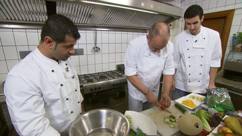 Das Team vom „XXL-Food-King“ hofft auf die Hilfe von Frank Rosin (M.): Besim (l.) und Hakim (r.) – Bild: kabel eins