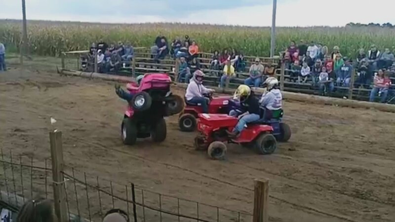 Girl falls off lawn mower during derby. (photo credit: Jukin) – Bild: The National Geographic Channel