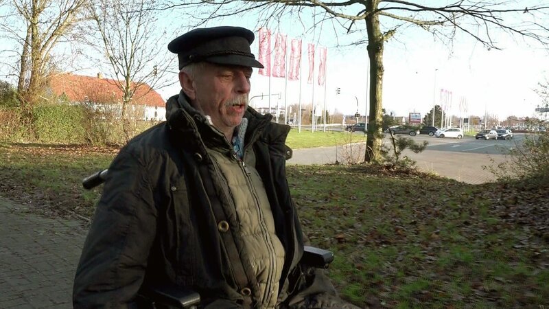 Für den ehemaligen Seemann und Rentner Kowalski ist es ein großer Schritt: Nach Jahren in Groß Klein zieht er nun in ein Pflegeheim – Bild: RTLZWEI