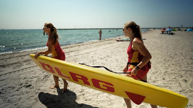Dr. Bea Müller (l.) und Sanitäterin Noemi Waldhauer DLRG-Wasserrettung in Scharbeutz – Bild: RTL /​ Folge 11