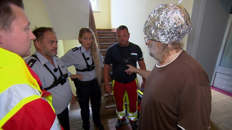Die Retter treffen auf einen Mann, der sie für Angehörige einer Verschwörung hält. – Bild: RTLZWEI