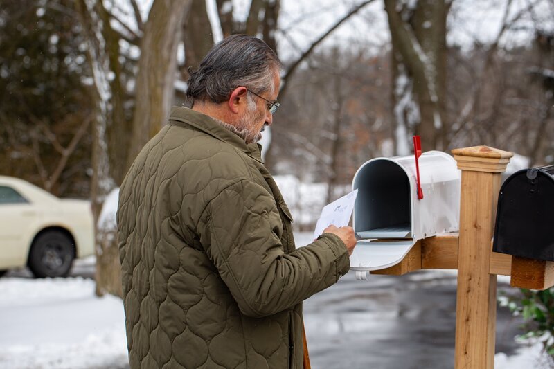 A man checks the letterbox – Bild: AMC Crime /​ Luciano Capasso