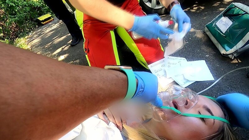 Am Rheinufer herrscht Entsetzen, als sich dort nackte Menschen herumtummeln. Besorgte Eltern, die das Treiben mitbekommen haben, rufen daraufhin die Polizei. Doch plötzlich droht eine Nudistin vor den Augen der Einsatzkräfte zu ersticken. – Bild: RTLZWEI