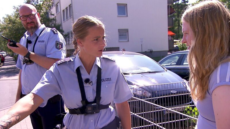 Eine Jugendliche randaliert aus Spaß an einem Wagen, was bald zu einem völlig anderen Fall führt. – Bild: RTLZWEI