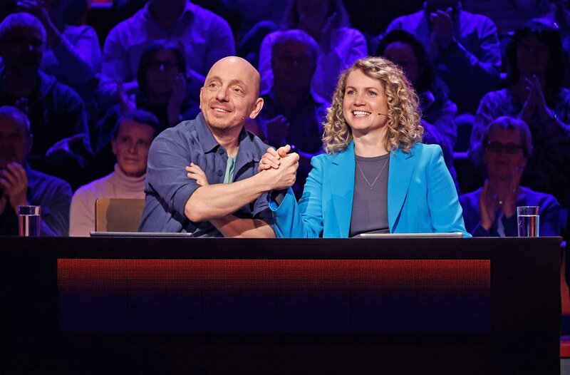 Rateteam-Kapitän Bernhard Hoëcker (l.) mit Schauspielerin Cornelia Gröschel (r.). – Bild: ARD/​Morris Mac Matzen