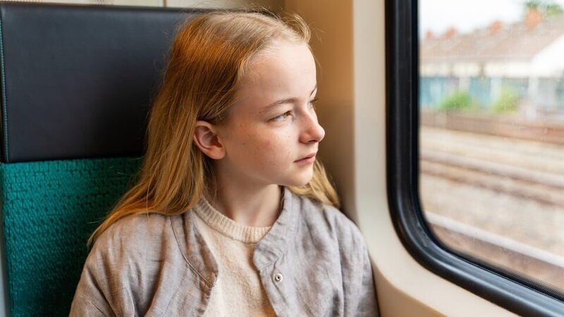Hanna will trotz ihrer Ängste mit der Bahn zur Schule fahren. – Bild: ZDF/​FlorianLippke