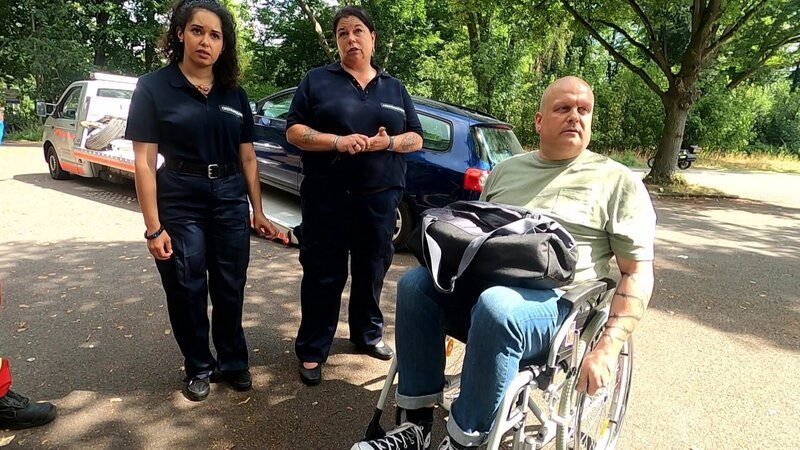 Ein Rollstuhlfahrer wehrt sich gegen die Versuche zweier Politessen, seinen Pkw abschleppen zu lassen. Dabei hat der Mann etwas zu verbergen. – Bild: RTLZWEI