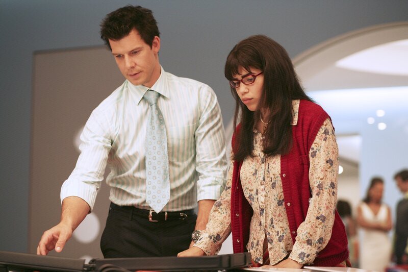 Eric Mabius (Daniel Meade), America Ferrera (Betty Suarez). – Bild: RTL Passion