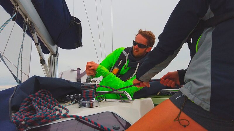 An Bord herrscht nicht nur gutes Wetter. Sebastian kämpft mit rauer See und Wind. – Bild: NDR/Herrmannfilm/T. Vielrose An Bord herrscht nicht nur gutes Wetter. Sebastian kämpft mit rauer See und Wind. – Bild: NDR/Herrmannfilm/T. Vielrose