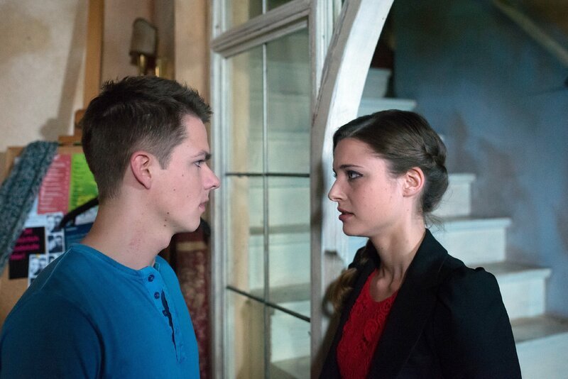 Lisa (Svenja Jung) versichert dem aufgebrachten Moritz (Marvin Linke), dass sie bei ihrem Arrangement mit Simon eine Taktik verfolgt. – Bild: RTL Passion