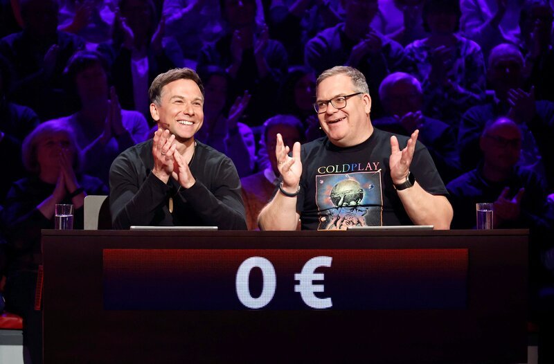 Rateteam-Kapitän Elton (r.) mit Fernsehmoderator Tino Böttcher (l.). – Bild: ARD/​Morris Mac Matzen