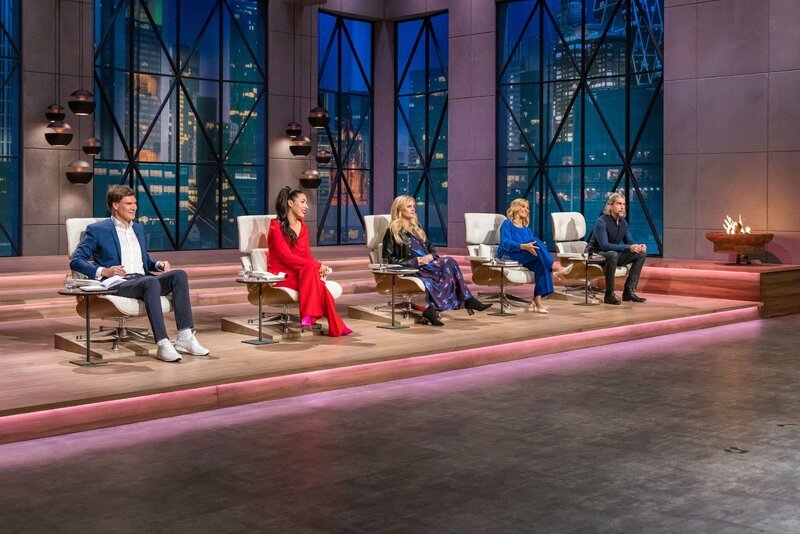 Die Löwen (v.l.) Carsten Maschmeyer, Tijen Onaran, Janna Ensthaler, Dagmar Wöhrl und Nils Glagau nehmen die App zur Notenerkennung von „Klangio“ genau unter die Lupe. – Bild: RTL /​ Bernd-Michael Maurer /​ Folge 129