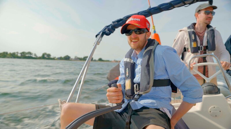Sebastian an der Seilwinde (Winsch) beim Segeltörn für Menschen mit Autismus. – Bild: NDR/Herrmannfilm/T. Vielrose; NDR Presse und Fotoredaktion, Tel.: 040/4156–2306 oder -2305, pressefoto@ndr.de Sebastian an der Seilwinde (Winsch) beim Segeltörn für Menschen mit Autismus. – Bild: NDR/Herrmannfilm/T. Vielrose; NDR Presse und Fotoredaktion, Tel.: 040/4156–2306 oder -2305, pressefoto@ndr.de