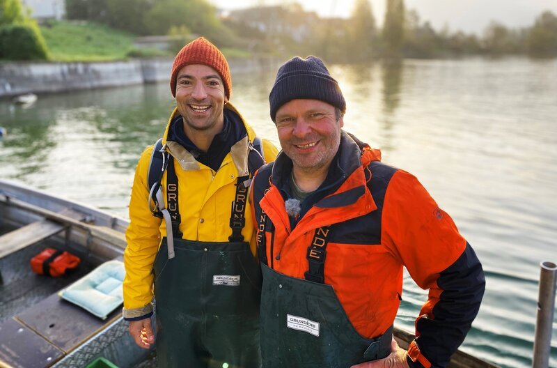 Berufsfischer Martin Dietrich und Moderator Ramon Babazadeh beim morgendlichen Fischen auf dem Untersee in Öhningen. – Bild: SWR