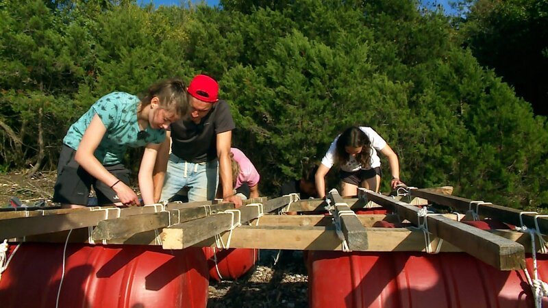 Ein Floss muss gebaut werden und das Team und ihr Gepäck tragen können. – Bild: hr/​E+U TV Film- und Fernsehproduktion