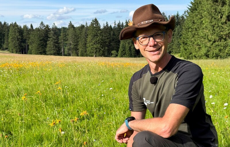 Ralf Kirchner ist im Naturpark Thüringer Wald unter anderem für Natur und Tourismus auf und neben dem Rennsteigtunnel zuständig. Dass die Schuderbachswiese bei Oberhof noch so artenreich ist, liegt seiner Ansicht nach auch am Rennsteigtunnel. – Bild: MDR/​Steffi Peltzer-Büssow