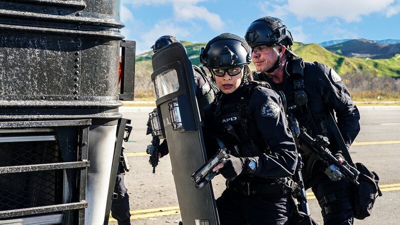 v.li.: Officer Chris Alonso (Lina Esco), Officer Dominique Luca (Kenny Johnson) – Bild: AXN Black