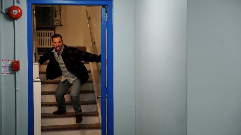 Ein Mann kommt die Treppe herunter – Bild: AMC Crime