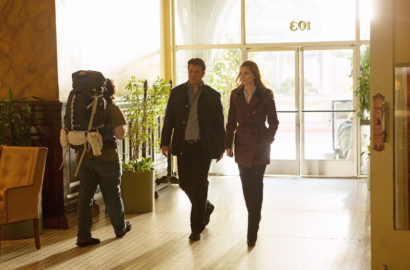 Ihre Ermittlungen führen Richard Castle (Nathan Fillion, M) und Kate Beckett (Stana Katic, r.) zu einer Sekte, in der das Mordopfer Mitglied war&nbsp;… – Bild: Michael Desmond /​ ABC /​ American Broadcasting Companies, /​ Marlyse Press Photo/​MPP – American Broadcasting Companies, Inc. All rights reserved.