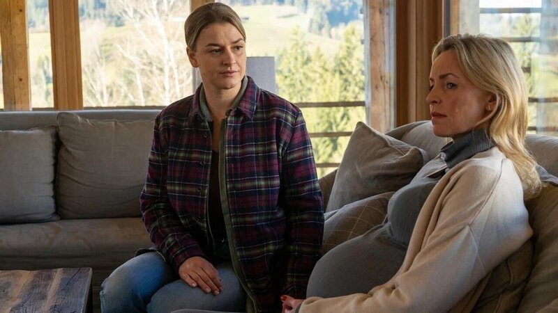 Anne (Ines Lutz, l.) erklärt sich bereit, einen Schritt auf Franziska (Simone Hanselmann, r.) zuzugehen. – Bild: The Movie Database