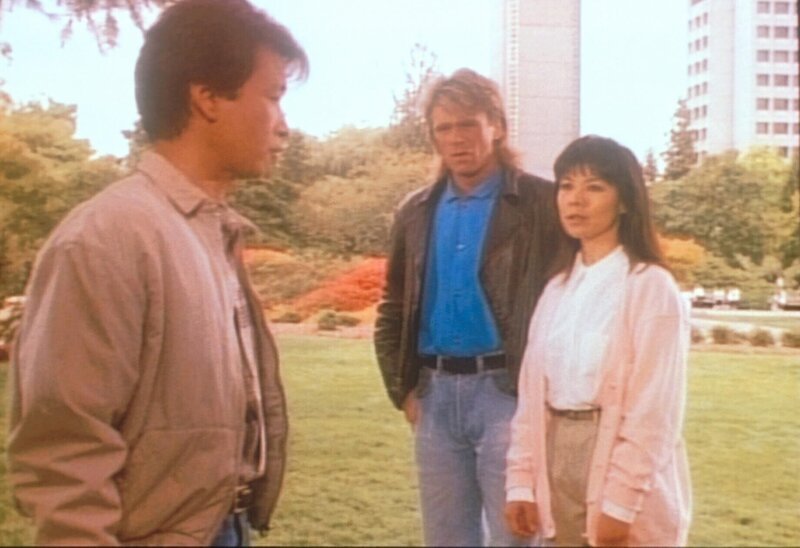 MacGyver (Richard Dean Anderson, M.) und Mei Jan (Michele Chan, r.) treffen das erste Mal ihren Kontaktmann Wing Lee (Tzi Ma, l.). – Bild: Paramount Pictures