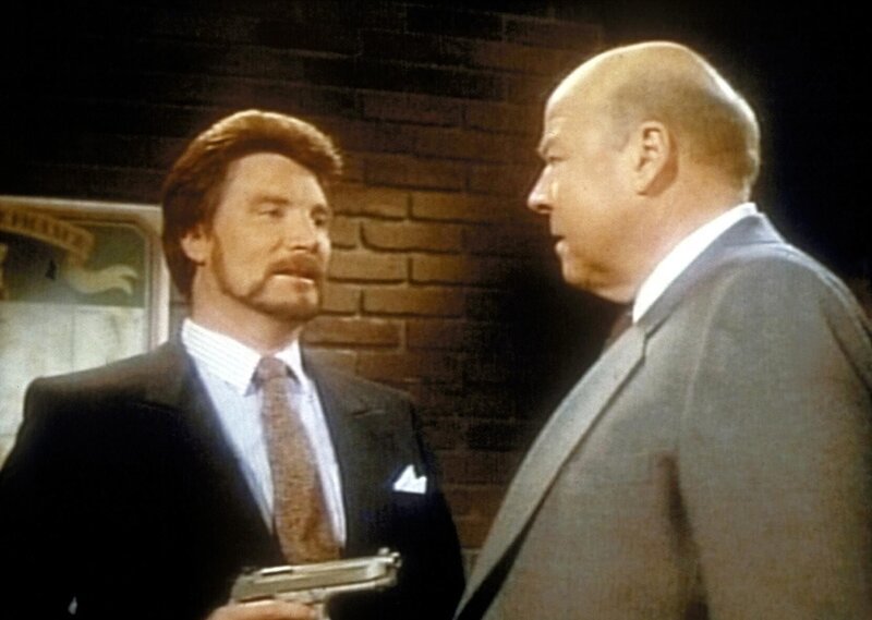 Donnay (Vernon Wells, l.) hat Thornton (Dana Elcar, r.) als falschen Interessenten für die Juwelen entlarvt. – Bild: Paramount Pictures