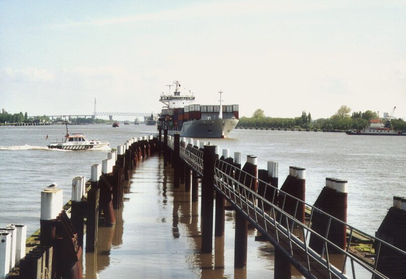 Nadelöhr Schleuse. Sowohl die Tore in Kiel als auch hier in Brunsbüttel gelten als erweiterungsbedürftig. Schiffsverkehr und Ladungsaufkommen nehmen ständig zu. – Bild: ZDF und NDR/​Karsten Wohlrab