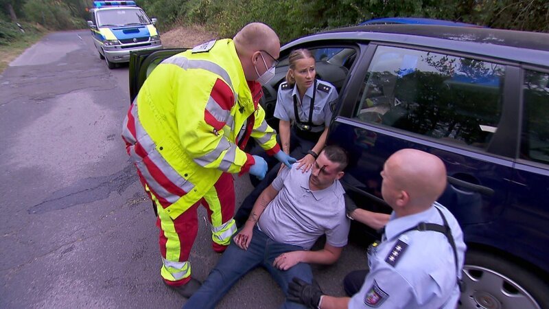Ein Autofahrer versucht nach einem Unfall zu flüchten. Dabei fährt er allerdings gegen einen Baum. – Bild: RTLZWEI
