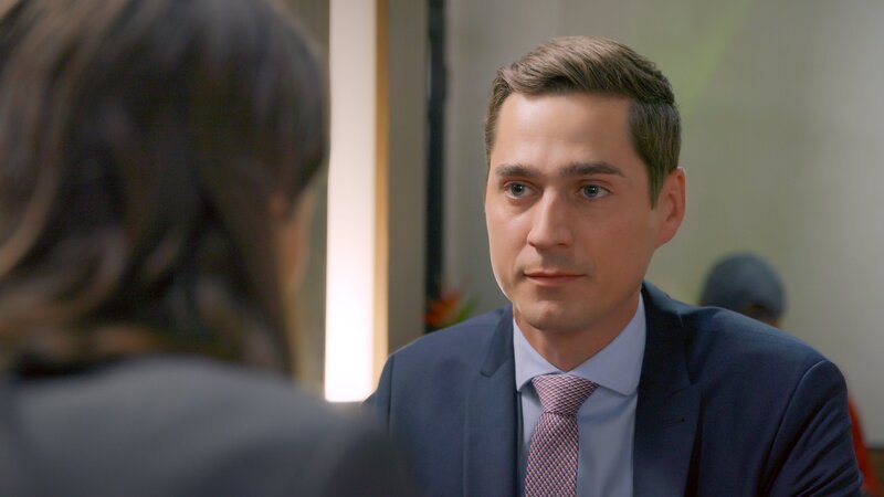 Larissa (Ilka Mahrholz, Rückansicht) erkennt, dass Ringo (Timothy Boldt) ihr offenbar genauso wenig über den Weg traut, wie sie ihm. – Bild: RTL /​ Ich find dich scheiße!