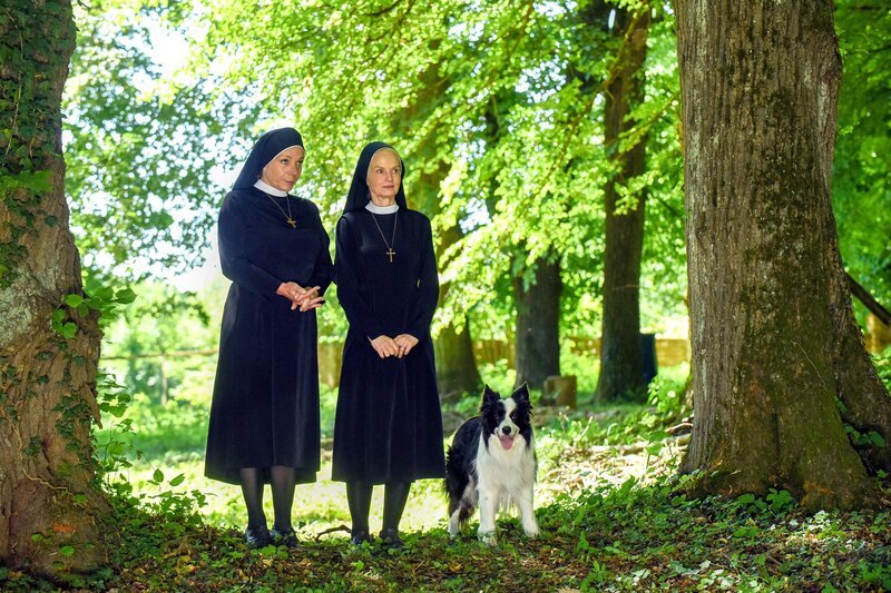 Schwester Agnes (Emanuela von Frankenberg) überzeugt die Mutter Oberin (Nina Hoger, li.) „ihren“ Baum zu umarmen. – Bild: ORF/​Beta Film/​Barbara Bauriedl