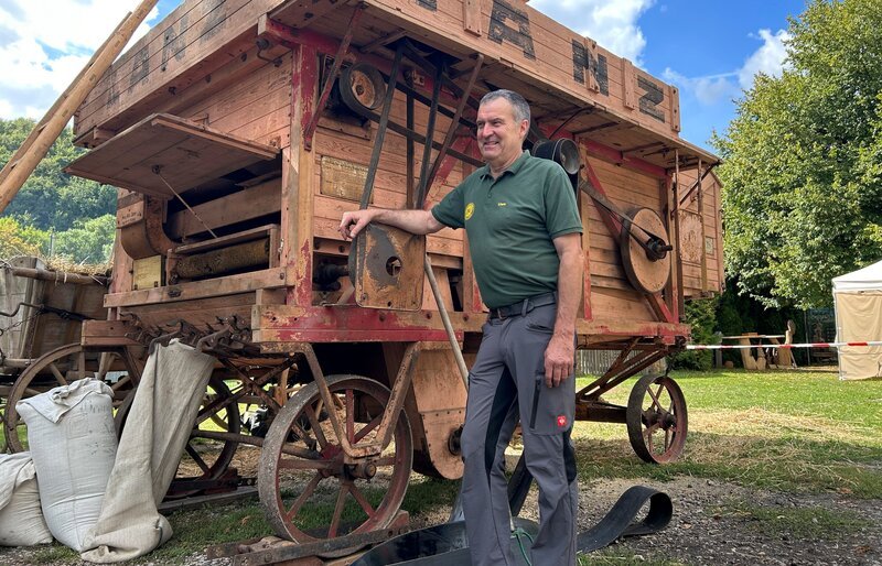 Uwe Nowatzky hat die über 100jährige Dreschmaschine der Firma Lanz in einer Scheune in der Nähe von Magdeburg entdeckt und mit Freunden wieder zum Laufen gebracht. – Bild: MDR