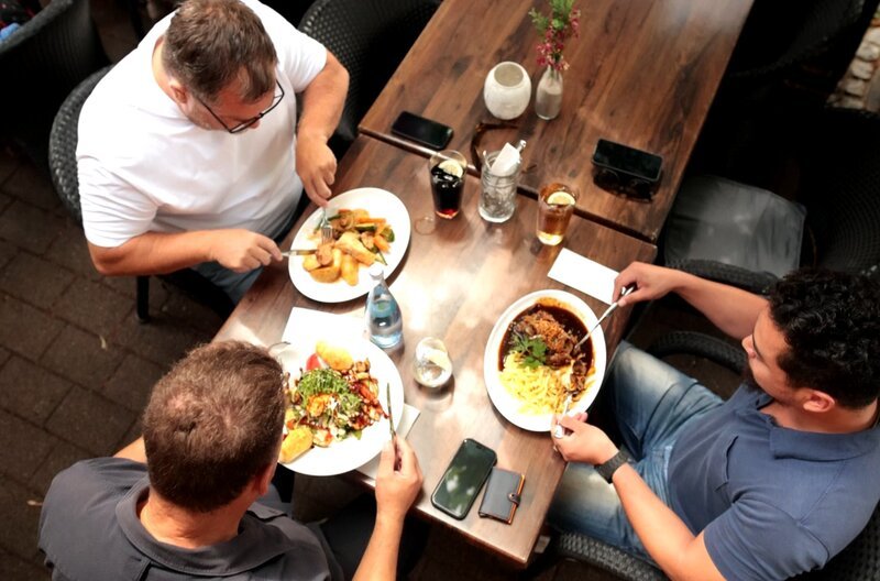 Wird essen gehen bald unbezahlbar? Die SWR-Recherche vergleicht Preise von 2019 mit heute und legt die Kosten der Gastwirte offen. – Bild: SWR/​Ingo Brunner