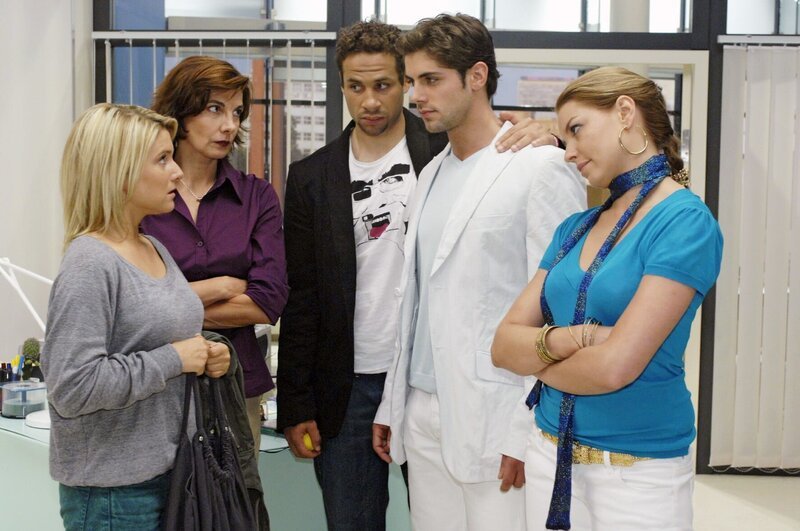 Wütend verlangt Jonas von Anna, ihm aus den Augen zu gehen. v.l.n.r.: Anna (Jeanette Biedermann), Steffi (Karin Kienzer), Jannick (Mike Adler), Jonas (Roy Peter Link), Katja (Karolina Lodyga) – Bild: SAT.1 /​ Oliver Ziebe