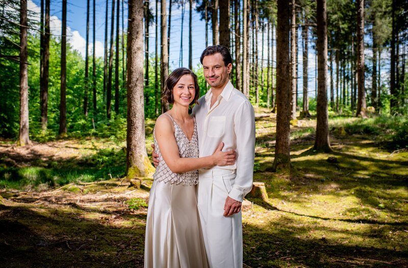 Pippa Fee Rupperti (Emilia) und Jaime Ferkic (Massimo). – Bild: ORF/​ARD/​Christof Arnold