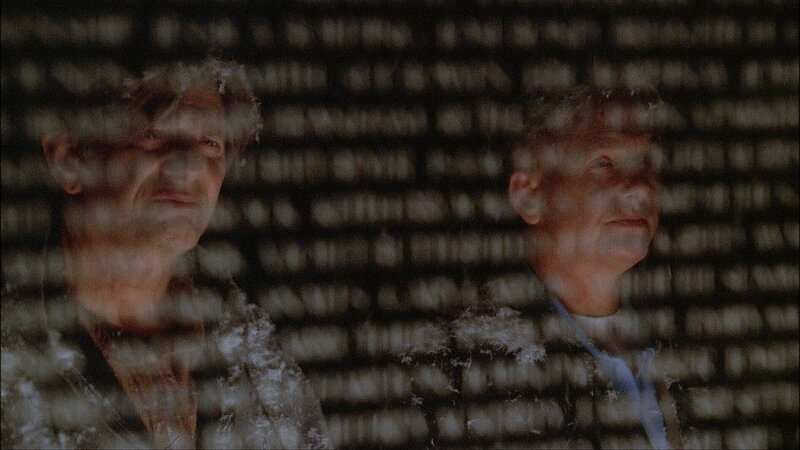 Gibbs (Mark Harmon, right) and the team are forced to work overtime during Christmas when they discover their prime suspect (guest star Peter Coyote, left) has been dead for 17 years. – Bild: 13TH STREET, CBS Broadcasting Inc. All Rights Reserved