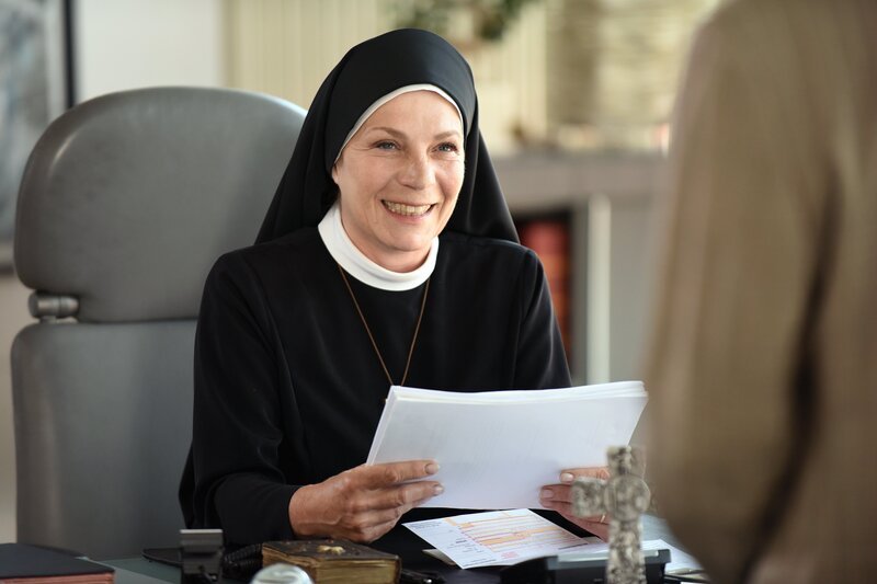 Oberin Theodora (Nina Hoger) freut sich, dass es mit Hildegards Roman endlich weitergeht. – Bild: ORF/​Beta Film/​Barbara Bauriedl