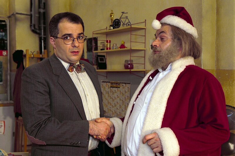 „MA 2412“, „Freud.“ Wegen psychischer Überlastung hat der Obersenatsrat der gesamten Belegschaft der MA 2412 ein Supervising verordnet. Magister Neumann heißt der bedauernswerte Psychologe, der bei der Therapie von Breitfuß, Weber und Claus selbst aus dem seelischen Gleichgewicht gerät. Im Bild (v.li.): Michael Niavarani, Karl Ferdinand Kratzl. – Bild: ORF 1