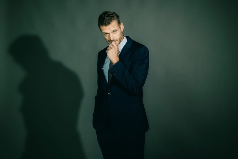 Florian Schroeder ist Moderator der Show „JOURNAL DELUXE“. – Bild: ZDF