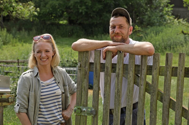 Moderatorin Anna Lena Dörr und Stefan Klamt. Stefan Klamt ist der Gemeindearbeiter von Neu-Bamberg und zugleich Schafscherer. Auf einer Wiese am Appelbach hält er neben seinen Schafen auch Gänse, Hühner und andere Tiere. Eine ganz eigene, kleine heile Welt. – Bild: SWR/​Thomas Keck