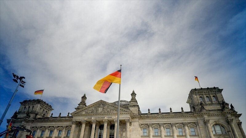 Im deutschen Bundestag ist die „in Teilen gesichert rechtsextremistisch“ eingestufte AfD zweitstärkste Kraft nach der CDU. – Bild: ORF/​PBS