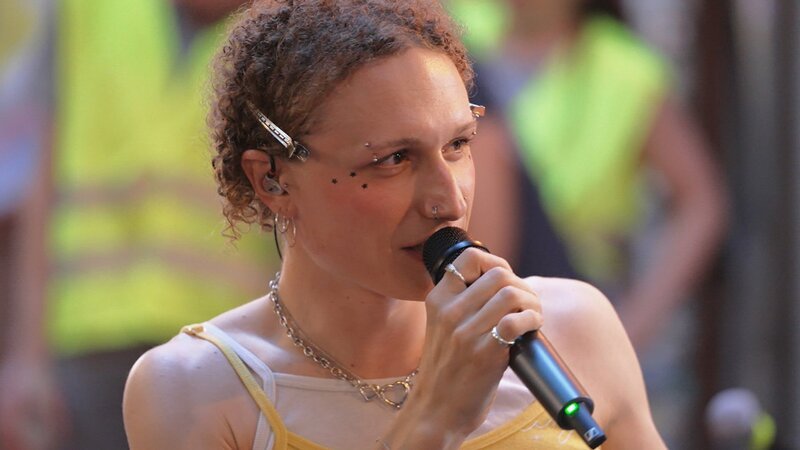 Luci Bling ist selbst Teil der Schweizer Hip-Hop-Szene, rappt aber gegen die immer noch dominierende «Brokultur» vom ausgestellten Mackertum. – Bild: SRG SSR