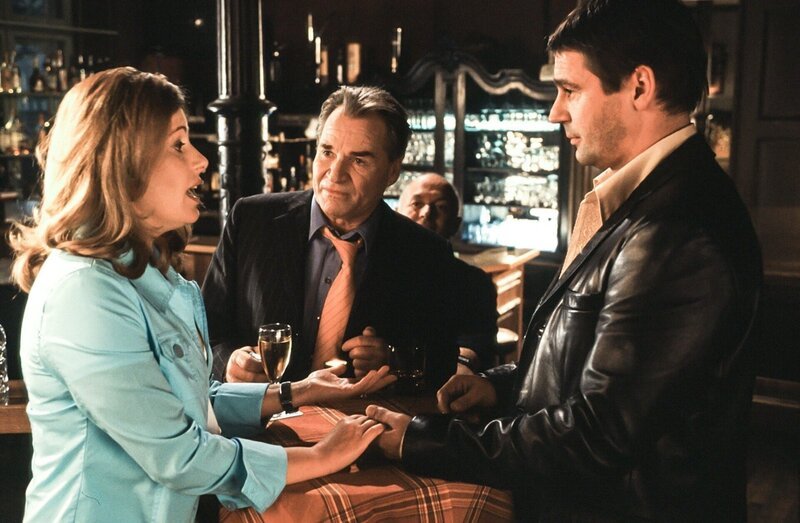 (v.li.): Karin Thaler (Celia Annast), Fritz Wepper (Wolfgang Wöller), Ulrich Drewes (Frank Häusler). – Bild: ORF/​Kineos