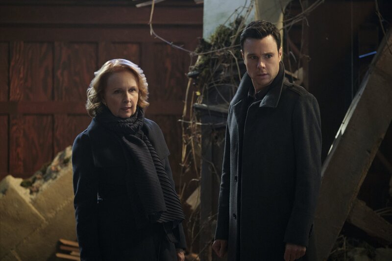 Celeste (Kate Burton, l.); Harry Greenwood (Rupert Evans, r.) – Bild: The CW Network, LLC. /​ Jeff Weddell