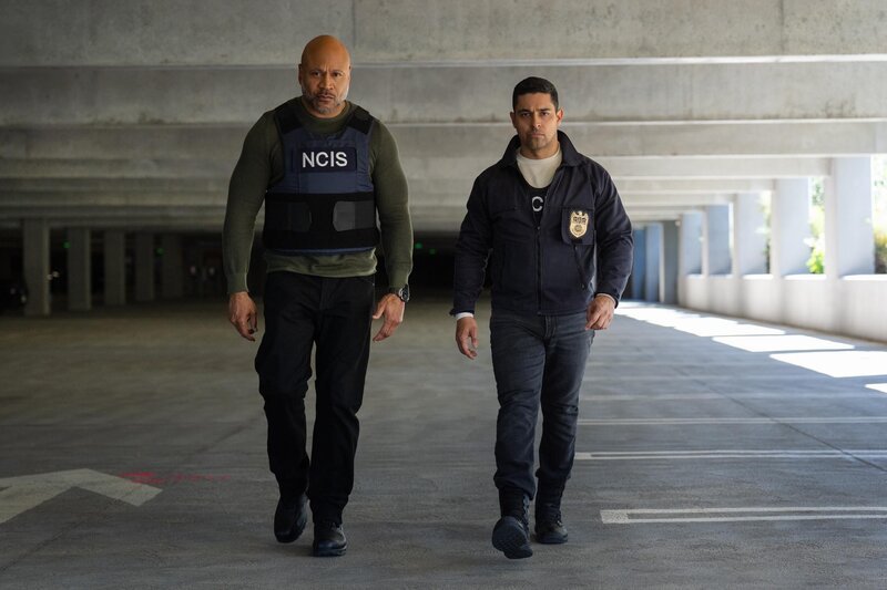 Sam Hanna (LL Cool J, l.); Nick Torres (Wilmer Valderrama, r.) – Bild: CBS Broadcasting, Inc. /​ Robert Voets