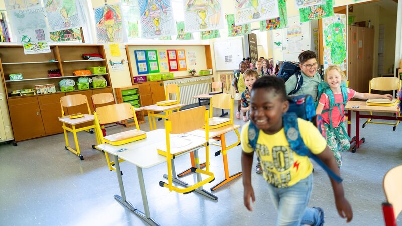 „37°“ begleitet die Klasse 1d an der Grundschule am Steigerweg in Mülheim an der Ruhr. Diese Folge ist der Auftakt einer Langzeitbeobachtung. Die Schülerinnen und Schüler starten mit ganz unterschiedlichen Voraussetzungen, was Sprache und kognitive Fähigkeiten angeht. – Bild: 3sat