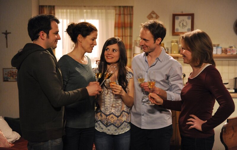 Auch der Rest der Familie ist froh, dass die Streitereien zwischen Mutter und Tochter beigelegt sind. Von links: Florian Brunner (Tommy Schwimmer), Annalena Brunner (Heidrun Gärtner), Saskia Brunner (Joyce Ilg), Mathias (Benedikt Figel) und Veronika Brunner (Senta Auth). – Bild: BR/​Marco Orlando Pichler