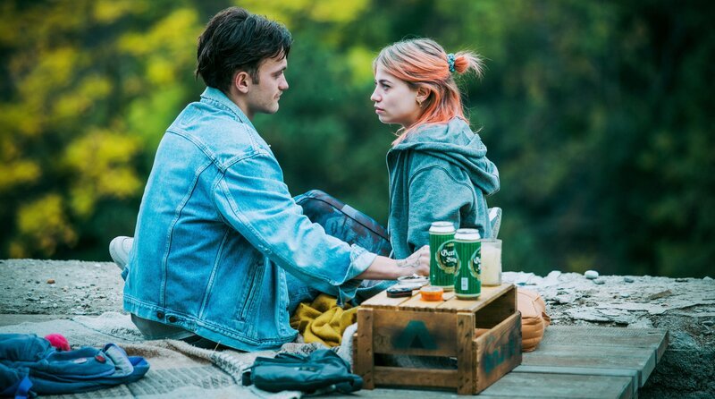 Amelie (Fabia Matuschek) und ihr Freund Roman (León Orlandiany) sitzen am Aussichtspunkt und unterhalten sich. – Bild: ARD Degeto Film/​ORF/​Mona Film/​Victoria Herbig